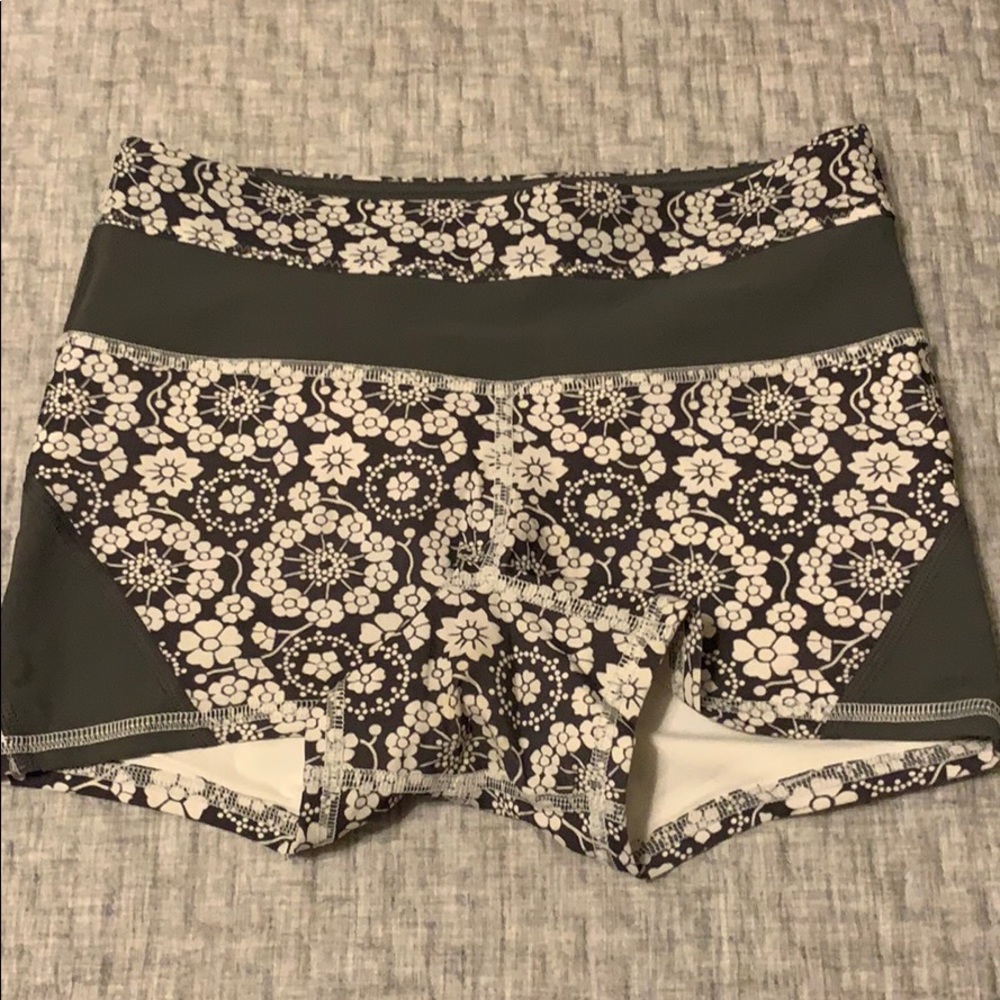 LuluLemon Athletica yoga shorts size 4